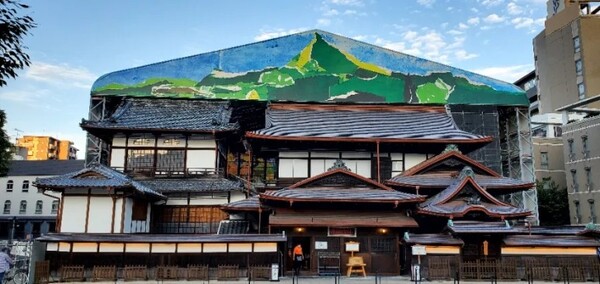 에히메현(愛媛県)의 현청 소재지 마츠야마 시에 있는 관광 명소로 3000년의 역사가 있다고 한다. 1894년에 개축한 '본관'은 1994년 공중목욕탕으로서는 처음으로 중요문화재로 지정되었다. /사진=양은심