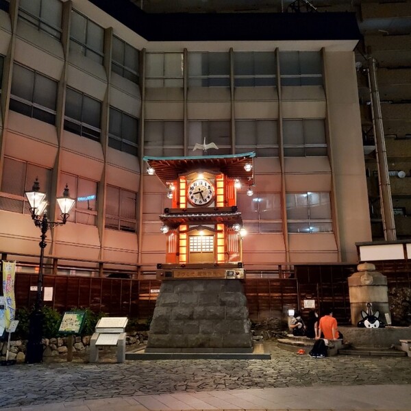 인형이 춤추는 오르골이 울리는 시계탑. 오른쪽은 족욕탕이다. 사진은 오르골이 울리기 전 모습 /사진=양은심