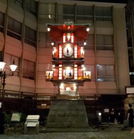 음악이 울리기 시작하고, 목을 빼듯 올라가서 키가 커진 시계탑 안에서 인형들이 나와 춤을 추기 시작했다. /사진=양은심