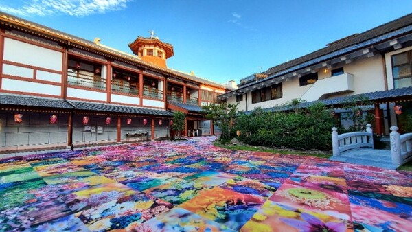  화려한 꽃을 테마로 한 작품으로 유명한 사진작가 니나가와 미카(蜷川 実花)의 작품이 온천 마당을 장식하고 있다. /사진=양은심