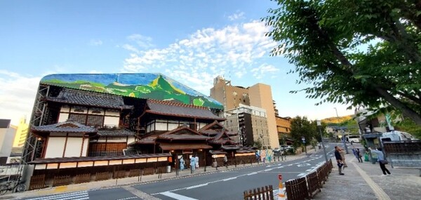 도고온천 본관 건물이 있는 거리의 모습. 이른 아침이어서인지 한산하다. /사진=양은심