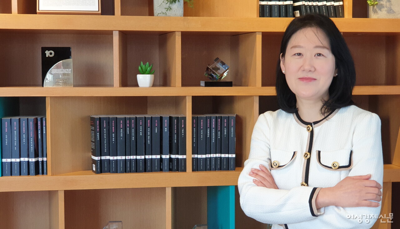 김지영 하나은행 서압구정골드클럽 PB부장(사진)에 따르면 환차익은 세금이 부과되지 않는다는 점에서 자산가에게 매력적이다. 증여나 상속, 해외 부동산 및 금융상품 투자 등 고객의 자산운용 전반을 관리한다. 현재 300명의 자산을 책임지고 있다. /최주연 기자