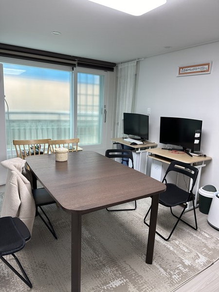 양은영 씨의 거실 모습. TV가 없고 컴퓨터와 책만 있다. /김준형