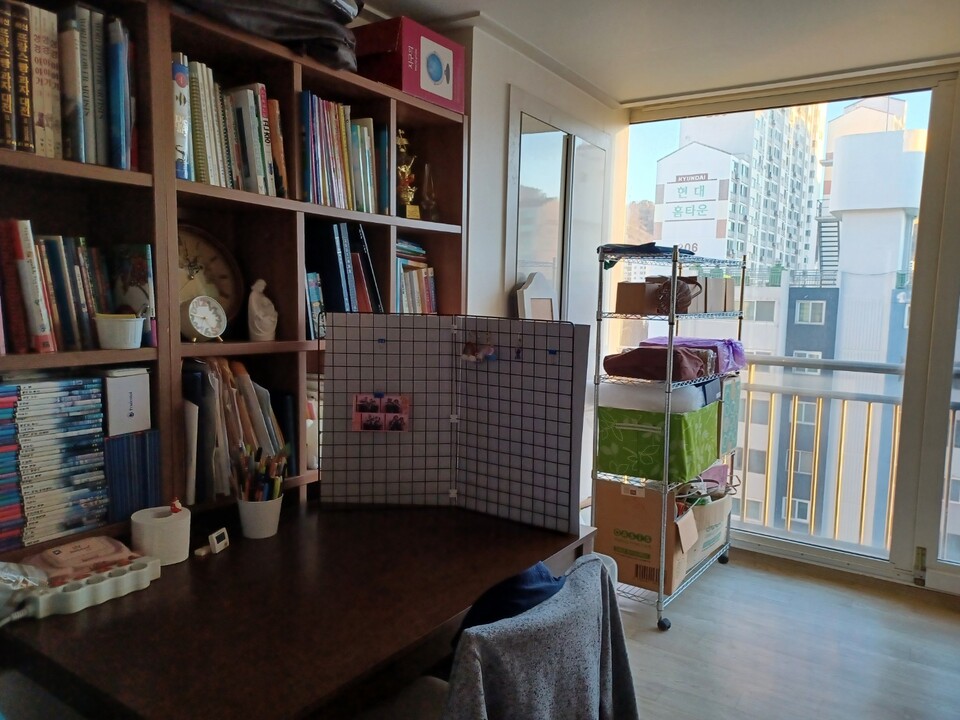 전미혜 씨의 거실 모습. TV는 없고 책장만 있다. /김준형