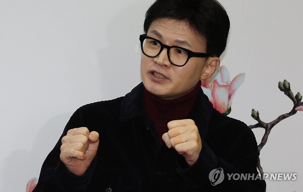 국민의힘 한동훈 비상대책위원장이 26일 여의도 당사에 출근하던 중 취재진의 질문에 답하고 있다. /연합뉴스