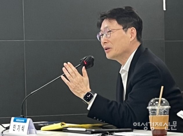 29일 서울 영등포구 보험연구원에서 열린 제46기 산학 세미나에서 민기식 전 KB생명보험 부회장이 발표하고 있다. / 허아은 기자