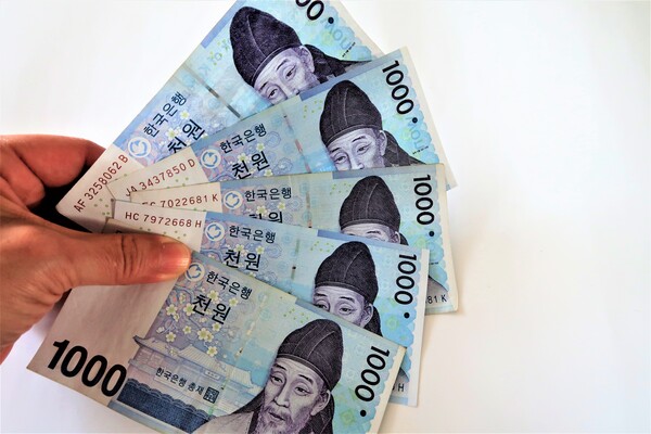 젊은 시절 씁쓸한 청춘의 때가 묻은 것 같은 푸른 지폐 1000원이 주었던 가치는 꽤 근사합니다. 내 청춘은 가난했지만 당당하고 빳빳했고, 1만원권 오만원권 지폐와 십만원권 수표를 가진 친구들과 겨루어도 손색이 없었으니까요. /크라우드픽