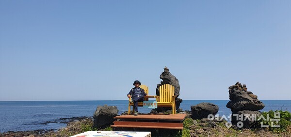 제주 한 달 살기 중 우도를 찾아 푸른 바다를 배경으로 한 컷 촬영 /사진=박종섭