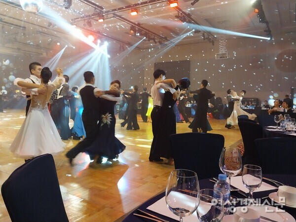 댄스파티는 남녀가 정확히 반반씩 모여 춤을 추는 자리다. 매너는 필수다. /사진=강신영