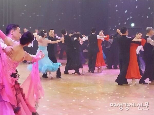 일반적으로 댄스파티에 참석할 수준이면 매너가 좋다는 평을 듣는다. /사진=강신영