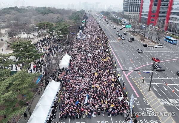 3일 오후 서울 영등포구 여의대로에서 열린 대한의사협회 주최 전국의사총궐기 대회에서 참가자들이 구호를 외치고 있다. /연합뉴스