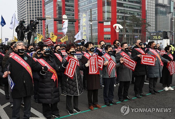 3일 오후 서울 여의도공원 옆 여의대로 인근에서 열린 의대 정원 증원 및 필수 의료 패키지 저지를 위한 전국 의사 총궐기대회에서 의협 지도부 등 참가자들이 손을 잡고 '상록수'를 부르고 있다. /연합뉴스