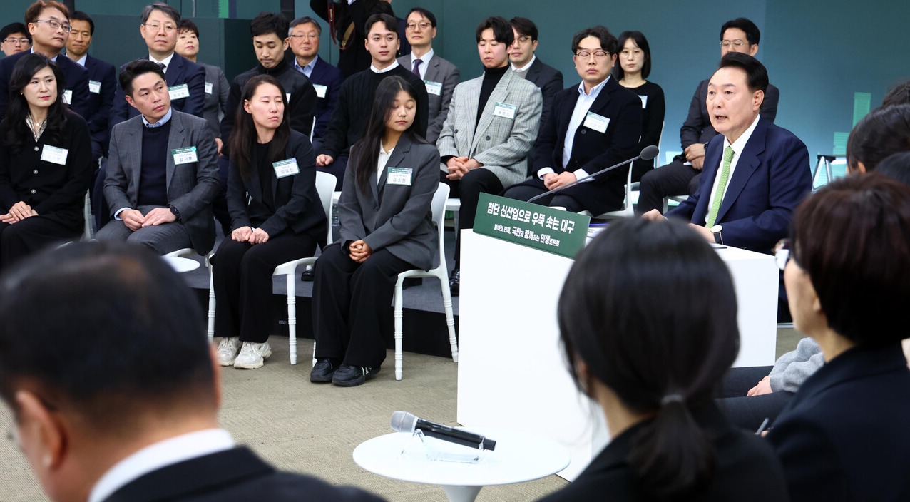 윤석열 대통령이 4일 대구 북구 경북대학교에서 '첨단 신산업으로 우뚝 솟는 대구'를 주제로 열린 열여섯 번째 국민과 함께하는 민생토론회에서 발언하고 있다. /연합뉴스