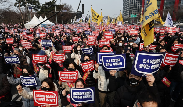 3일 오후 서울 여의도공원 옆 여의대로 인근에서 열린 의대정원 증원 및 필수의료 패키지 저지를 위한 전국의사 총궐기대회에서 참석자들이 의대 정원 확대 반대 및 9.4 의정합의 이행을 촉구하는 내용의 구호를 외치고 있다. /연합뉴스