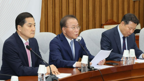 회의에서 발언하는 윤재옥 국민의힘 원내대표(사진 속 가운데) /연합뉴스