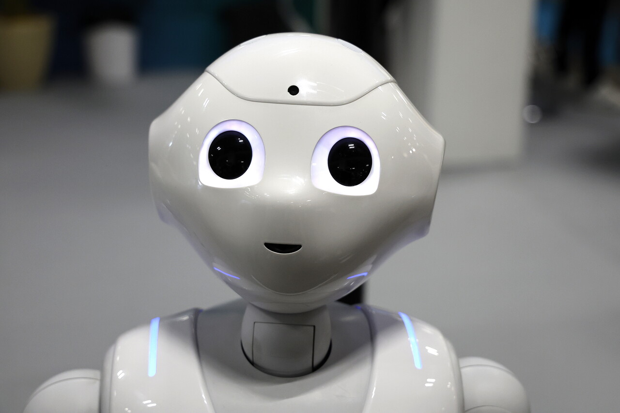 정부가 면허 정지 등 행정처분을 위한 사전통지서를 발송하겠다는 등 ‘망설임 없는 처분’을 시사하며 초강경 카드를 휘두르는 가운데 챗GPT는 의사 면허 취소는 윤리적·법적 문제를 제기할 수 있다고 우려했다. /EPA=연합뉴스