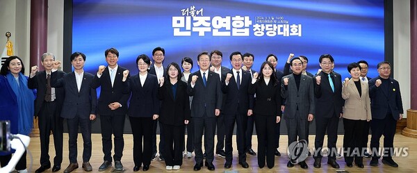 더불어민주당 이재명 대표를 비롯한 참석자들이 3일 국회 의원회관에서 열린 더불어민주연합 중앙당 창당대회에서 기념 촬영을 하고 있다. /연합뉴스