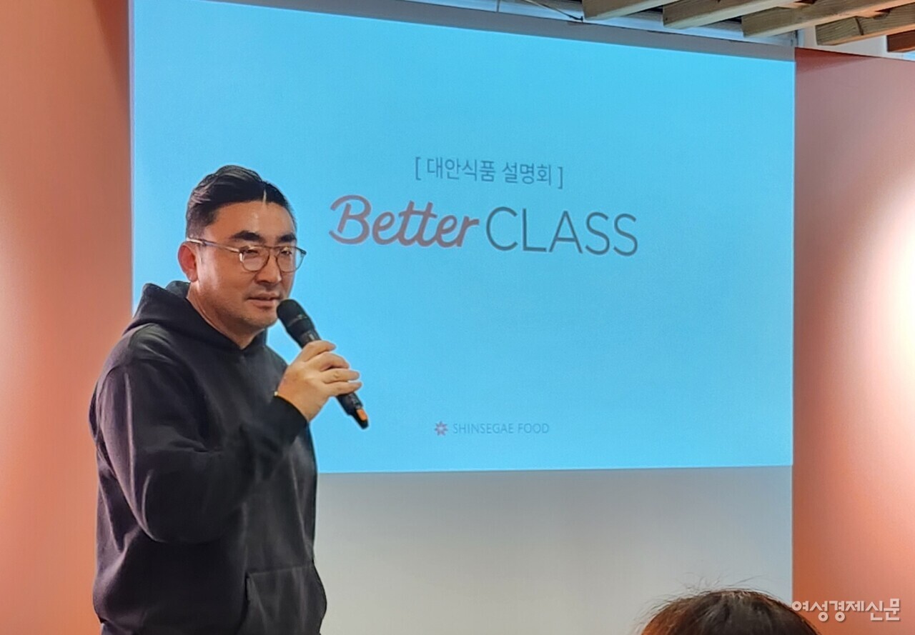 송현석 신세계푸드 대표가 지난 4일 서울 종로구 대학로 순대실록 대학로 본점에서 열린 신세계푸드 대안식품 개발 방향 설명회 ‘베러클래스'에 참석해 질의응답을 받고 있다. /류빈 기자