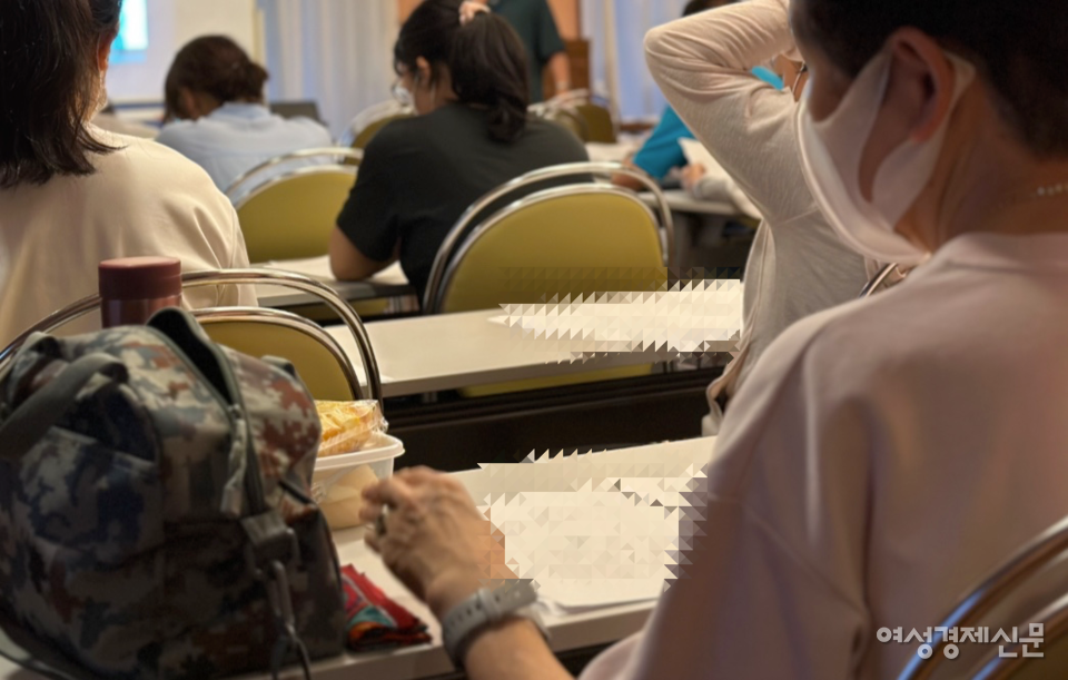 서울시 송파구에 위치한 한 요양보호사 교육원에서 교육생들이 강의를 듣고 있다. /김현우 기자