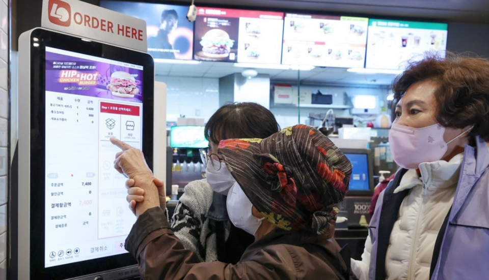 지난 2022년 서울 종로구 롯데리아 동묘역점에서 열린 디지털 약자 어르신 키오스크 교육에 참여한 서울재가노인복지협회 소속 어르신들이 키오스크로 음식을 주문하는 과정을 체험하고 있다. /연합뉴스