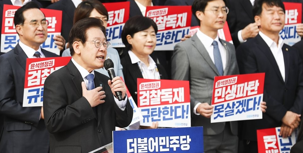 이재명 더불어민주당 대표가 지난해 10월 26일 국회 본청 계단에서 열린 민생파탄·검찰독재 규탄대회에서 발언하고 있다. /연합뉴스