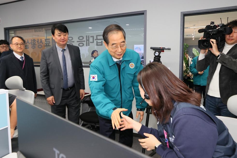 한덕수 국무총리가 정부의 업무개시명령에도 의료진들의 복귀가 미미해 ‘의료대란’이 우려되고 있는 5일 서울 중구에 위치한 수도권 긴급 대응 응급의료상황실을 방문해 근무자들을 격려하고 있다. /대한민국 정책브리핑