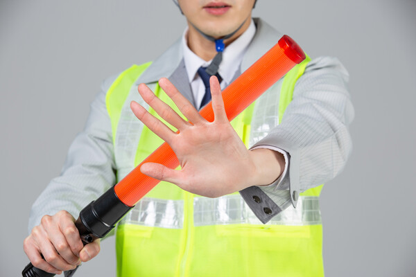 단순한 일 같지만 도로에서 공사장에서 위험을 무릅쓰고 교통 정리를 하는 건설노동자들이 있다. /게티이미지뱅크