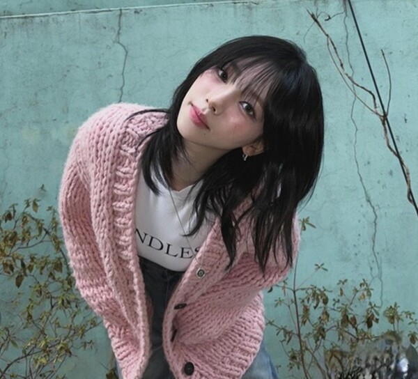 옛날 할머니들의 스웨터를 연상케 하는 뜨개옷을 입은 카리나 /사진=카리나 인스타그램