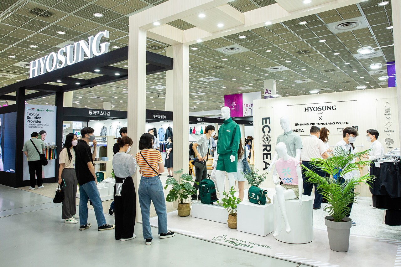효성은 중소기업인 고객사의 해외 판로 개척과 경쟁력 강화뿐 아니라 협력사의 친환경 인증 발급 비용을 지원하는 등 섬유 시장 활성화에 기여하고 있다. 사진은 국내 최대 섬유 전시회인 PIS에 참가한 효성이 협력사와 같이 만든 제품을 전시 중이다. /효성