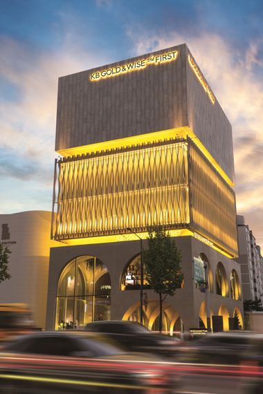 KB금융은 ‘찐부자’가 몰려있는 반포와 도곡에 ‘KB 골드앤와이즈 더 퍼스트’를 열며 압구정 다음으로 영업 영역을 넓혔다. /KB금융그룹