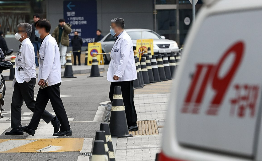 11일 오전 서울의 상급 종합병원에서 의료진이 이동하고 있다. /연합뉴스