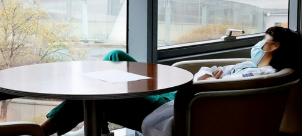 7일 서울 시내 한 병원에서 의료진이 휴식하고 있다. /연합뉴스