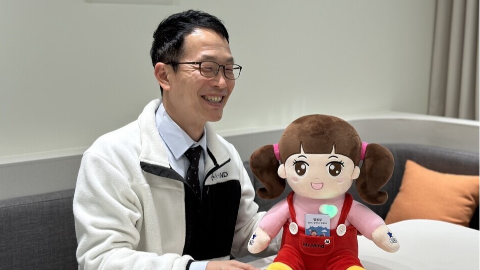 AI 돌봄 인형 '초롱이'를 소개하고 있는 미스터마인드 김동원 대표 /김정수 기자