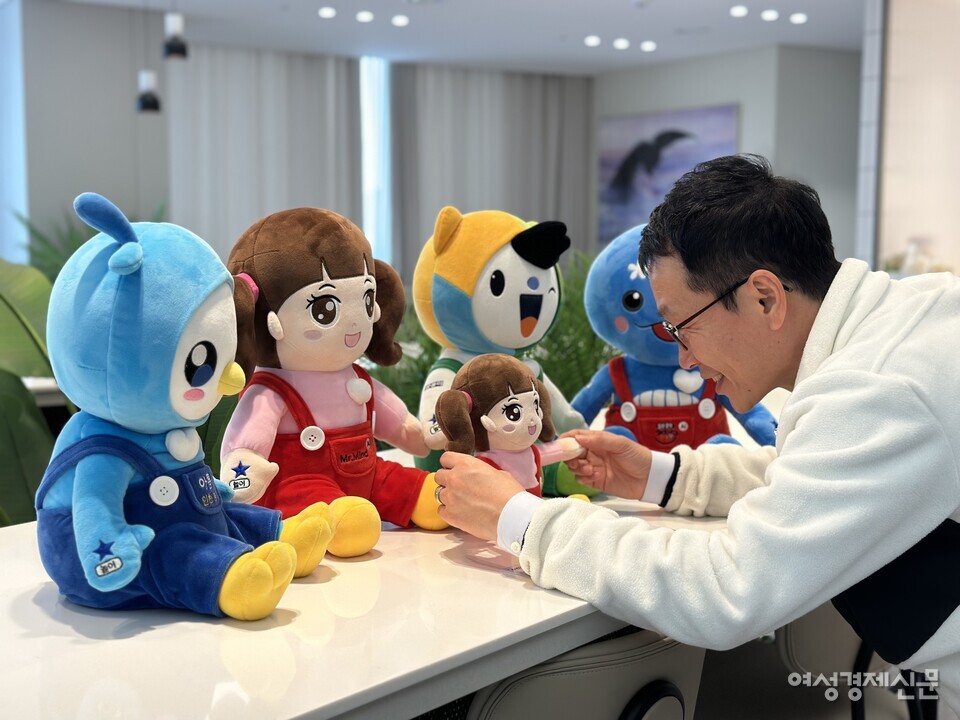 김동원 대표가 미스터마인드 대표 AI 인형 '초롱이'와 각 지자체 마스코트 캐릭터로 만들어진 돌봄 인형들을 소개하고 있다. /김정수 기자