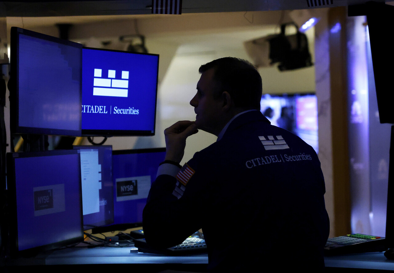 지난달 미국 물가가 예상치를 상회했지만 글로벌 주가는 상승하고 환율은 안정적인 흐름을 보인다. 시장이 편안해 보이는 건 금리 인하가 기정사실화됐기 때문이다. 어차피 금리는 떨어지게 돼있고 다만 얼마나 떨어질지 투자자는 턱을 괸 채 금리 상황을 관전하고 있다. 사진은 뉴욕증권거래소 트레이더 /UPI=연합뉴스