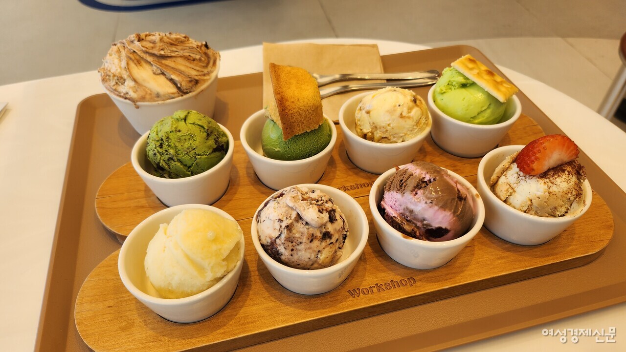 13일 오전 서울 강남구 도곡동 배스킨라빈스 본사 사옥인 SPC2023 1층에 위치한 ‘워크샵 바이 배스킨라빈스’에서 판매 중인 샘플러 8종과 젤라토 아이스크림 메뉴. 기존 배스킨라빈스에서 선보이지 않은 신메뉴를 선보이고 있다. /류빈 기자