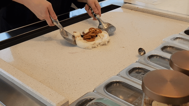 ‘워크샵 바이 배스킨라빈스’에서 선보이는 젤라토 아이스크림 메뉴. 고객이 아이스크림과 소스, 토핑을 고르면 '젤라또 라이브 스테이션'에서 직접 비벼준다. /류빈 기자