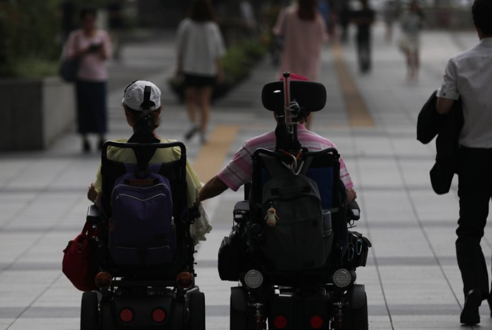 서울시 '돌봄 SOS'에서 제공하는 동행 지원 서비스는 인력 지원만 가능하며 휠체어 이용자를 위한 차량은 지원되지 않는다. 이용자가 별도로 이용해야 하며 비용 또한 이용자 부담이다. /연합뉴스