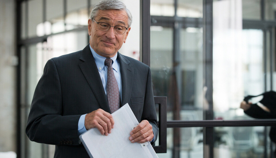 영화 '인턴(2015)'에서 벤(로버트 드 니로)은 은퇴 후 인턴이 된다. /네이버 영화