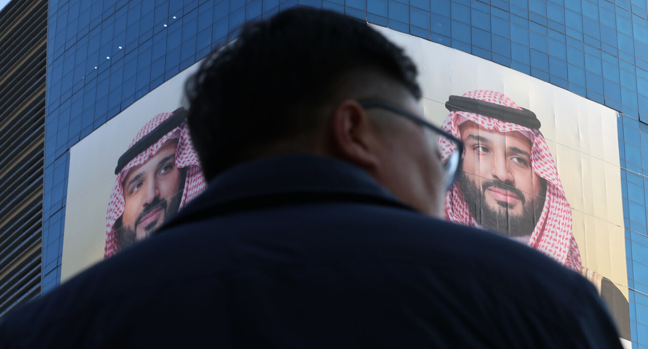 사상 최대 가계부채에 물가는 높고 부동산 프로젝트파이낸싱(PF) 부실과 기업 심리 냉각 등 침체 우려에 금리를 인상할 수도 인하할 수도 없는 사면초가에 놓여있다. 여기에 100% 수입에 기대는 석유 등 원자재 가격 상승이라는 불확실성마저 동반한다. /연합뉴스