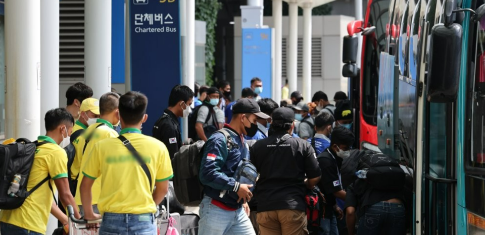 영종도 인천국제공항 제1여객터미널을 통해 입국한 외국인 근로자들이 버스에 타고 있다. /연합뉴스