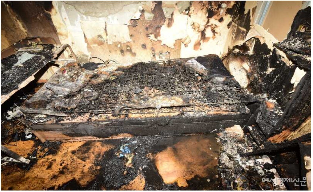 제보자 A씨가 지난 1월 16일 침대 위에 지난해 8월 구입한 ‘일월 육각살구 탄소 카본매트 싱글’ 제품을 켜두고 잠들었다가 침대 부근에서 불이 나 집안 전체가 전소된 모습. /사진=제보자