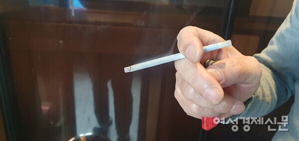 연기가 모락모락 피어나는 담배 모습 /박종섭