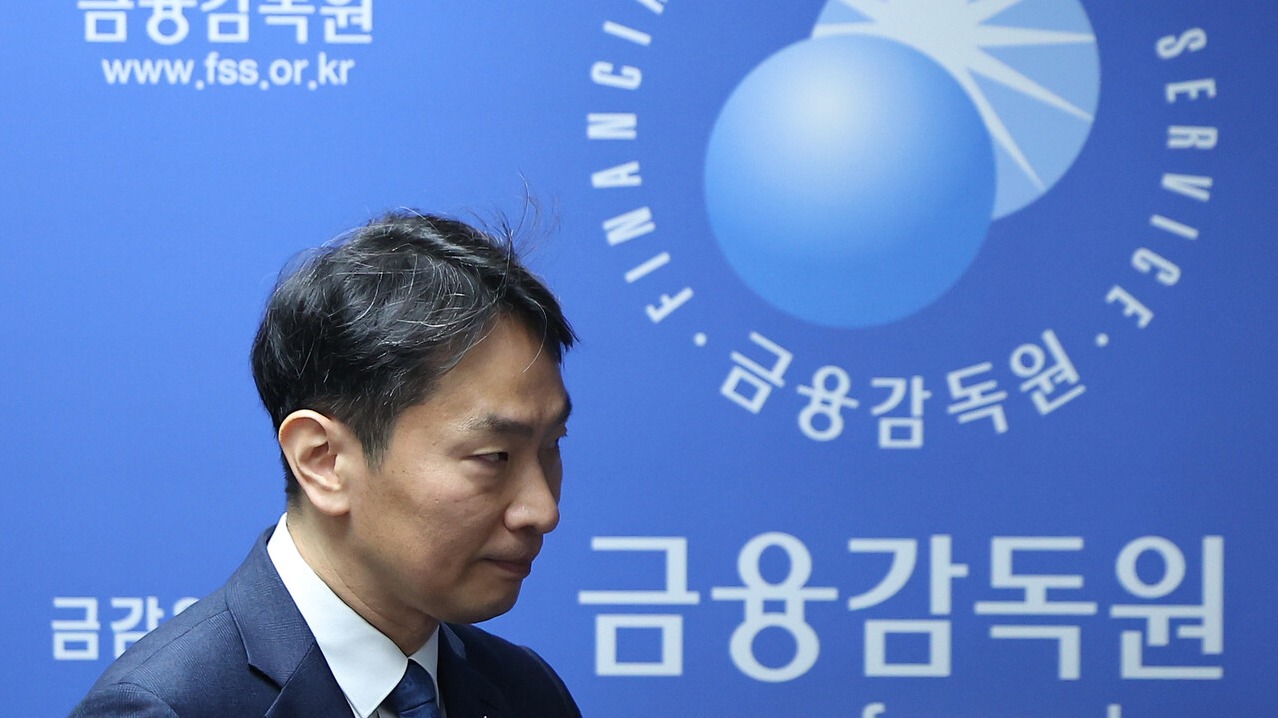 올해 상반기만 5조 하반기까지 총 8조 대규모 손실을 앞둔 홍콩 H지수(항센중국기업지수) 주가연계증권(ELS) 사태에 대한 이복현 금융감독원장(사진)이 내놓은 배상 콘셉트는 자율배상이다. 은행은 판매 적합성과 설명의무, 부당 권유 여부 등이 담긴 매뉴얼을 토대로 맞을 매를 스스로 정해야 한다. /연합뉴스