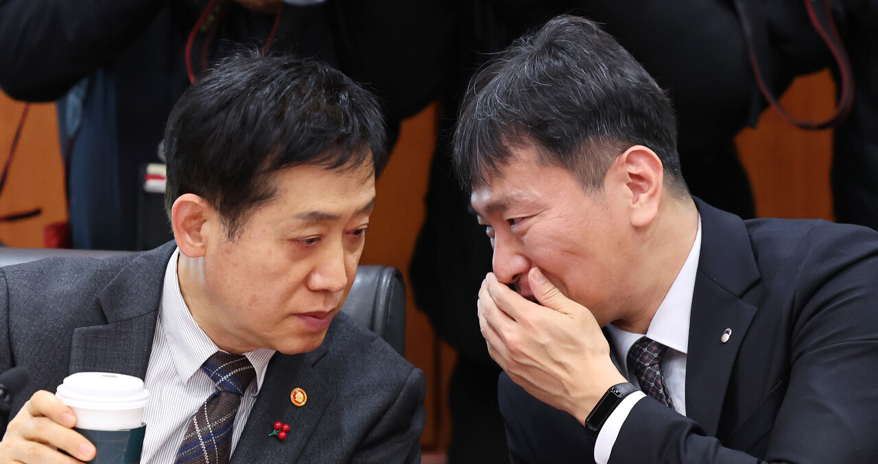 김주현 금융위원장(사진 왼쪽)은 은행권의 자율배상과 배임 가능성에 대해 “지금 상황에서 배임 이슈가 왜 나오는지 정확하게 이해하지 못하겠다”고 일축했다. 이복현 금감원장도 "소비자와 책임을 분담하는 방안이 개별 금융사 배임 이슈에 연결된다는 점은 조금 먼 이야기”라고 말했다. /연합뉴스