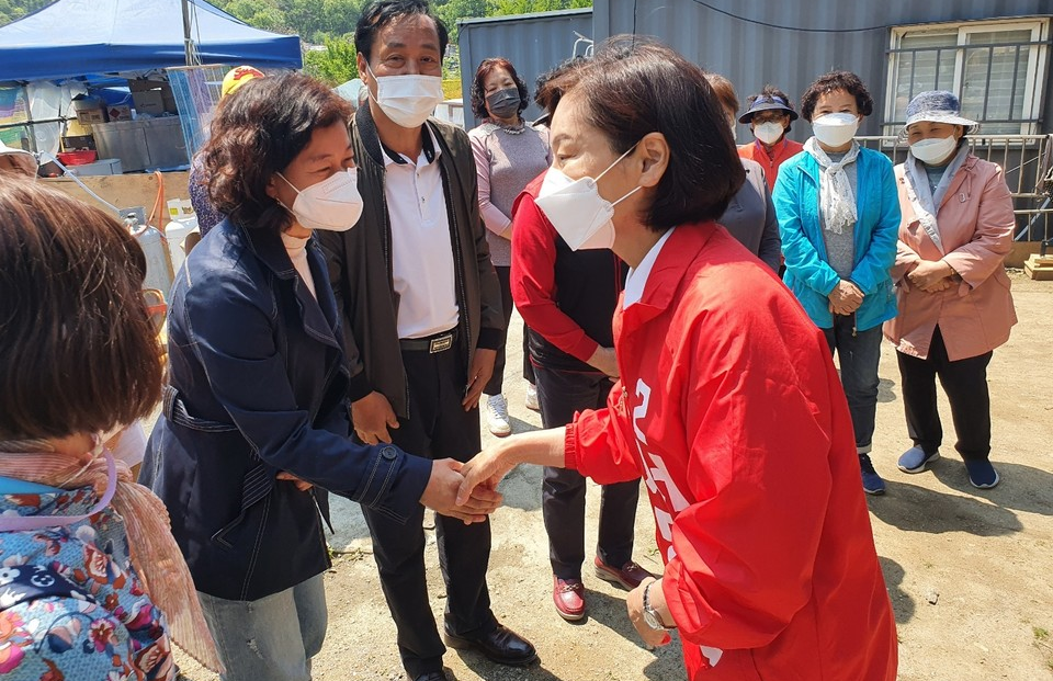 서명옥 국민의힘 강남갑 국회의원 후보가 지난 2022년 5월 3일 구룡마을을 방문해 주민들과 인사를 나누고 있다. /서명옥 후보