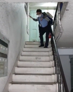 김원종 대표가 직접 거동이 불편한 어르신을 업고 계단을 내려오고 있다. /메이븐플러스 홍보 영상 캡처