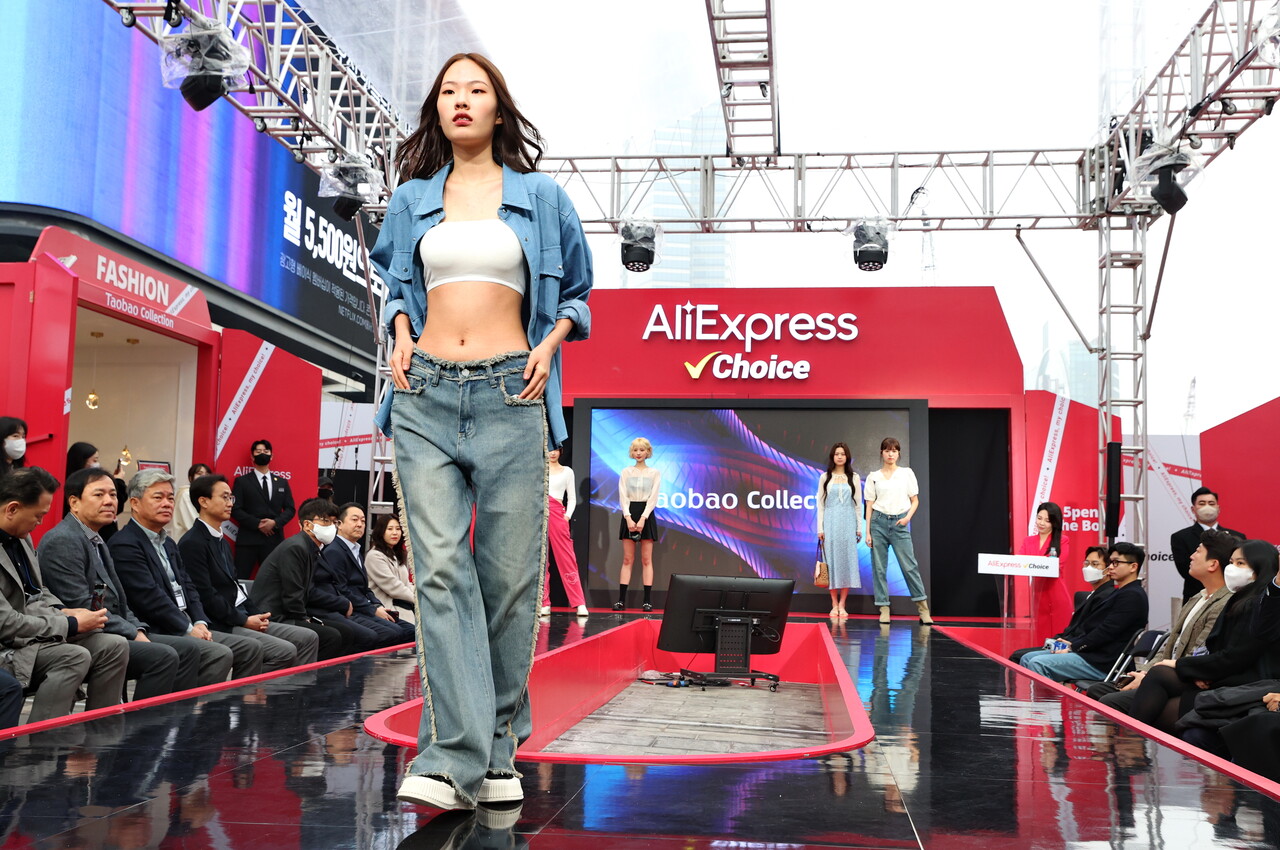 사진은 지난 9일 오전 서울 강남구 코엑스 케이팝 스퀘어에 오픈한 '알리익스프레스 팝업스토어'에서 머리부터 발끝까지 알리 쇼핑몰에서 총합 5만원에 구매한 아이템을 착장한 모델들의 패션쇼 모습. /연합뉴스