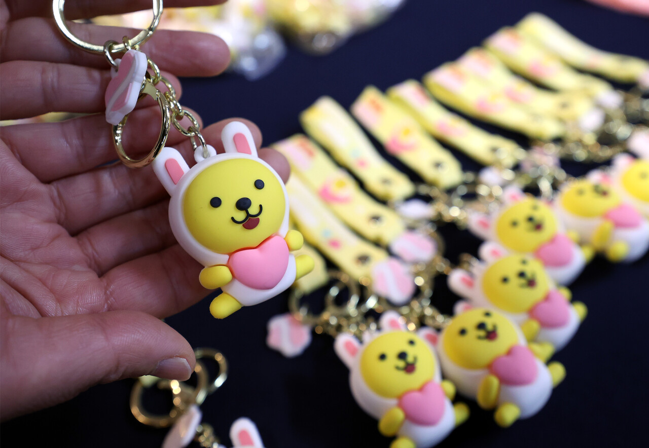 알리익스프레스, 테무 등 중국 온라인 플랫폼이 초저가 상품으로 국내 온라인 시장을 점령하는 가운데 소위 짝퉁 물건이 이곳에서 흘러들어오는 것으로 나타났다. 사진은 서울 강남구 서울세관에서 적발한 짝퉁 카카오프렌즈 캐릭터 열쇠고리. /연합뉴스