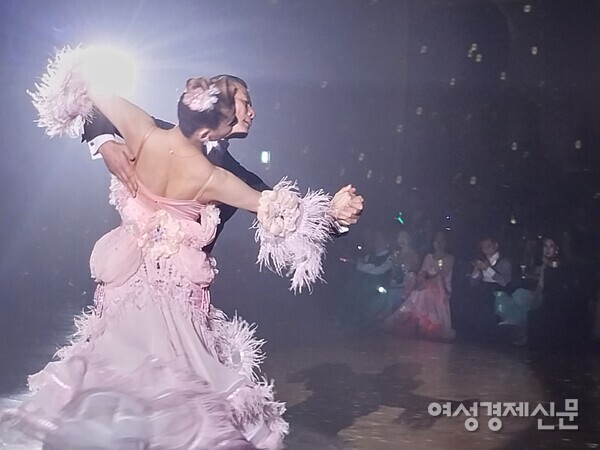 단독 댄스 시범은 비용이 만만찮게 들어간다. /사진=강신영